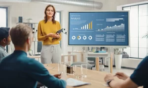 Mujer con suéter amarillo con carpeta en las manos de pie junto a una pantalla con datos de gráficos estadísticos
